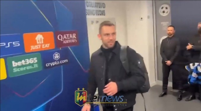 意媒:德弗里赛后表示膝盖不适,这让他能否出战亚特兰大成疑