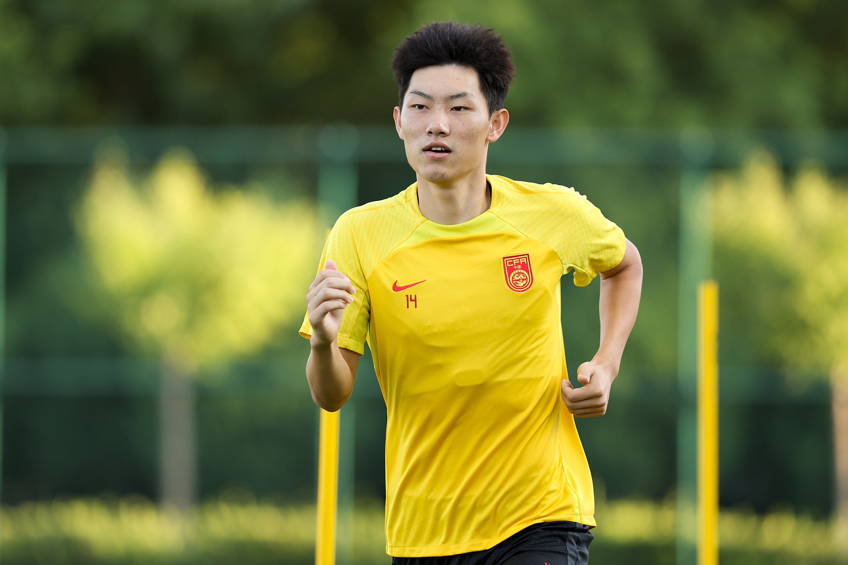 鲁媒:泰山队抵达梅州五外援齐整,四名国脚可出战史松宸随队